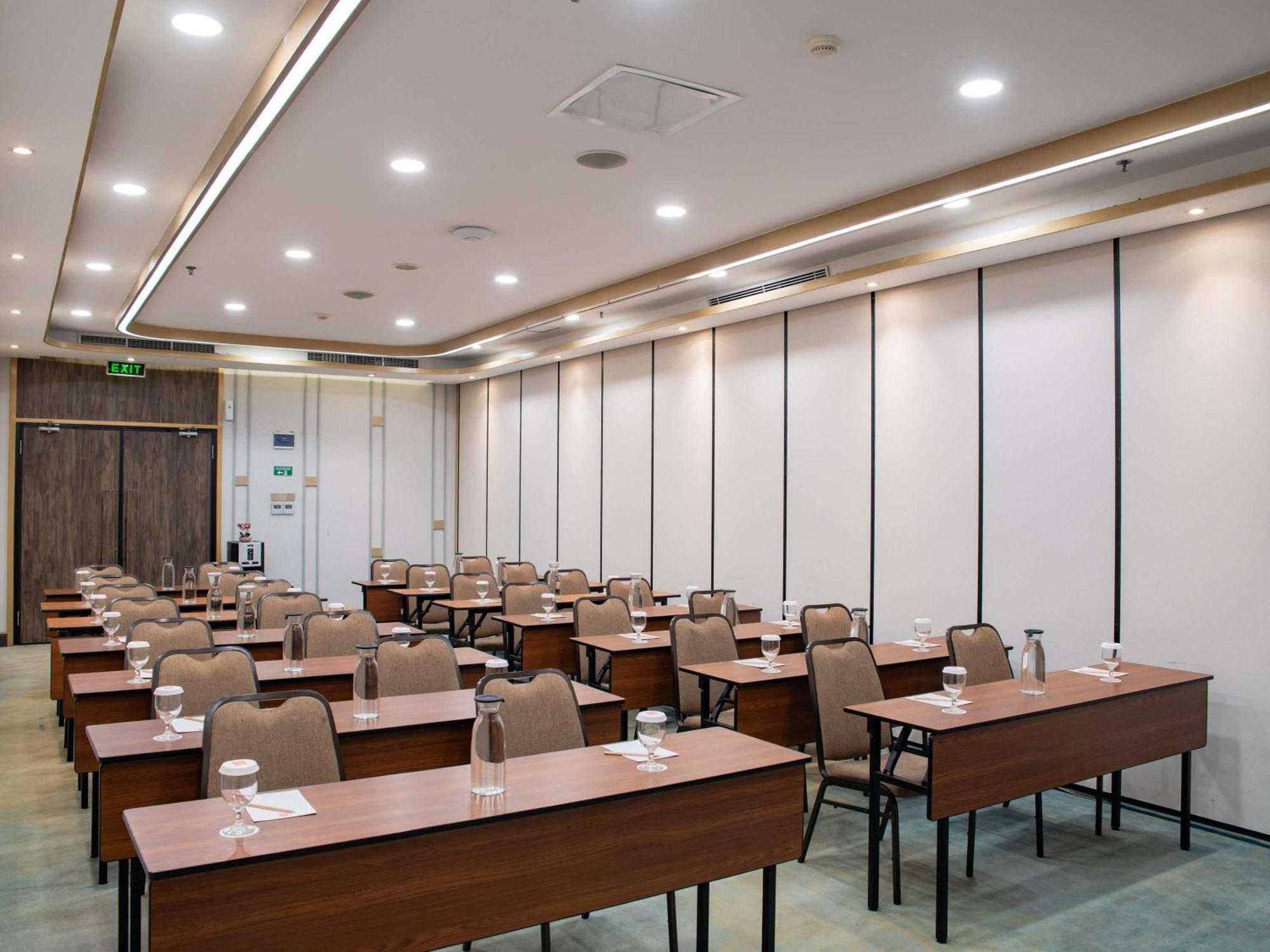 Готель Ibis Bandung Pasteur Екстер'єр фото